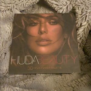HudaBeauty Highlighter Palette ⚡️